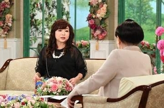 徹子さんも思わず「ハンサムね～」　62歳女性漫才師、34年前にテレビの公開見合いで知り合った夫と結婚　3人の子どもを育てた秘訣は？【徹子の部屋】