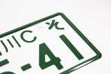 「車のナンバーに増えたアルファベット表記「A」「C」「F」…いったい何の意味？　希望ナンバーで人気番号が枯渇…2018年から一部地域で採用」の画像1
