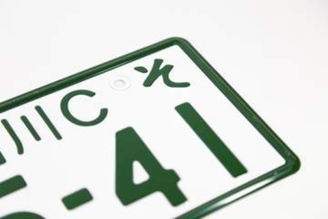 車のナンバーに増えたアルファベット表記「A」「C」「F」…いったい何の意味？　希望ナンバーで人気番号が枯渇…2018年から一部地域で採用