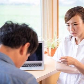 花粉症で悩む夫婦　多忙で病院に行けない夫　妻の処方箋を自分用として薬局へ…その行為、重大犯罪です！【弁護士が解説】