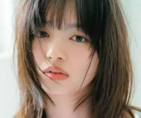 神秘的なバスルームカット　21歳女優の伸びやかな肢体　1st写真集の表紙解禁