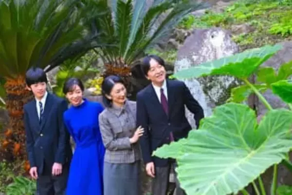 佳子さま“ヘビロテ”　色違いでそろえた2枚のワンピース　神戸のメーカー、着こなしに「感激」…愛される理由を聞いた