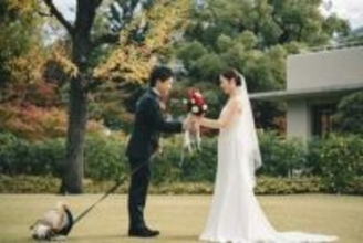 新郎新婦の背後で芝生堪能する豆柴「最高すぎる」「一生の思い出」「こういうのが良い！」