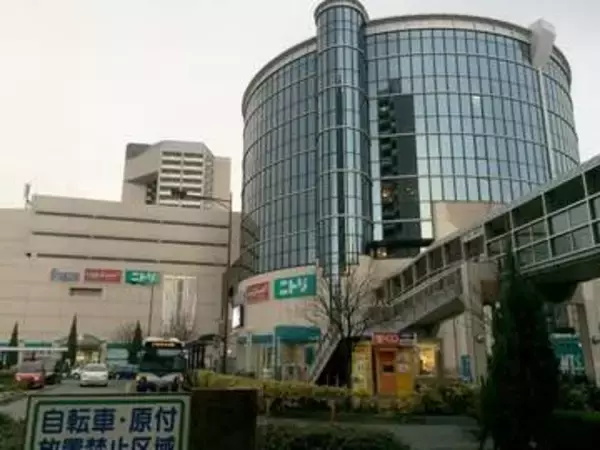「昔こんなロゴやったん！？」2000年代に父が何げなく撮った写真、よく見るとニトリの看板が…「えぇっ～まるでヨーカドーの鳩マーク」