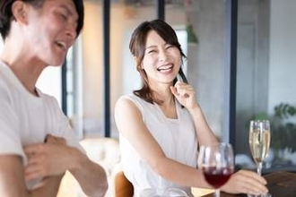 「日傘男子」は婚活デートでもアリ？　女性の9割超が「好印象・容認」と回答