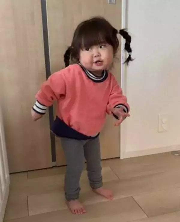 「小指ね、それ」ママのグッドポーズをまねしたはずが…自信満々にアピールする2歳娘に「かわいい天使♡」「ずっとそのままでいてね」