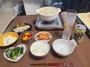 「とっても寂しいお昼ご飯」家族がディズニーへ出かけ、1人ぼっちの母「真昼間から飲める！」鍋にツマミに缶チューハイ…ルンルンで買い込んだご馳走だったけど