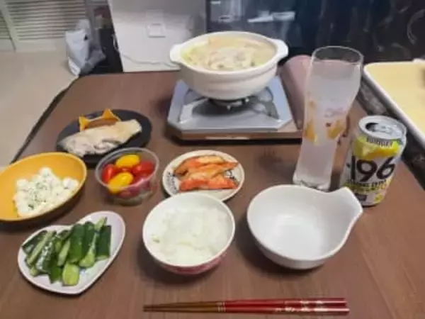 「とっても寂しいお昼ご飯」家族がディズニーへ出かけ、1人ぼっちの母「真昼間から飲める！」鍋にツマミに缶チューハイ…ルンルンで買い込んだご馳走だったけど