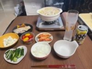 「とっても寂しいお昼ご飯」家族がディズニーへ出かけ、1人ぼっちの母「真昼間から飲める！」鍋にツマミに缶チューハイ…ルンルンで買い込んだご馳走だったけど