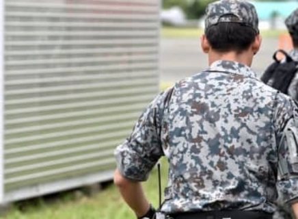 自衛隊の警備犬シェパード、隊員の股からニュッ！愛らしい日常で魅了「可愛い」「健気で泣けてくる」