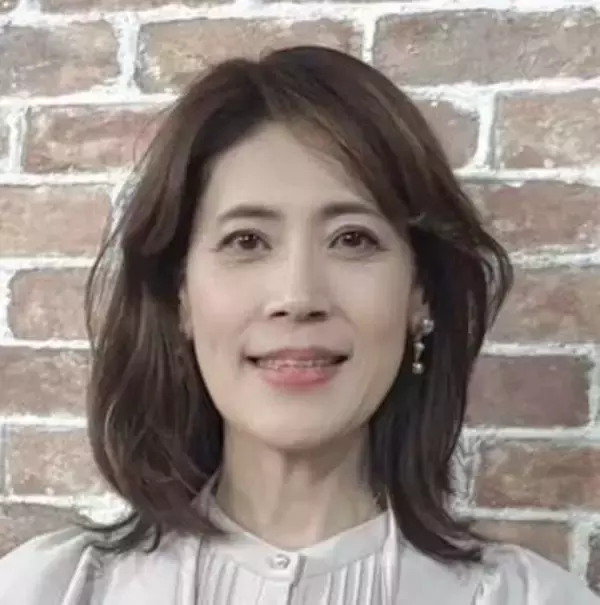 東大法学部卒の元NHK解説委員、57歳のセーラー服姿に歓声　「20歳にみえます」「女学生でも十分通りますね！」