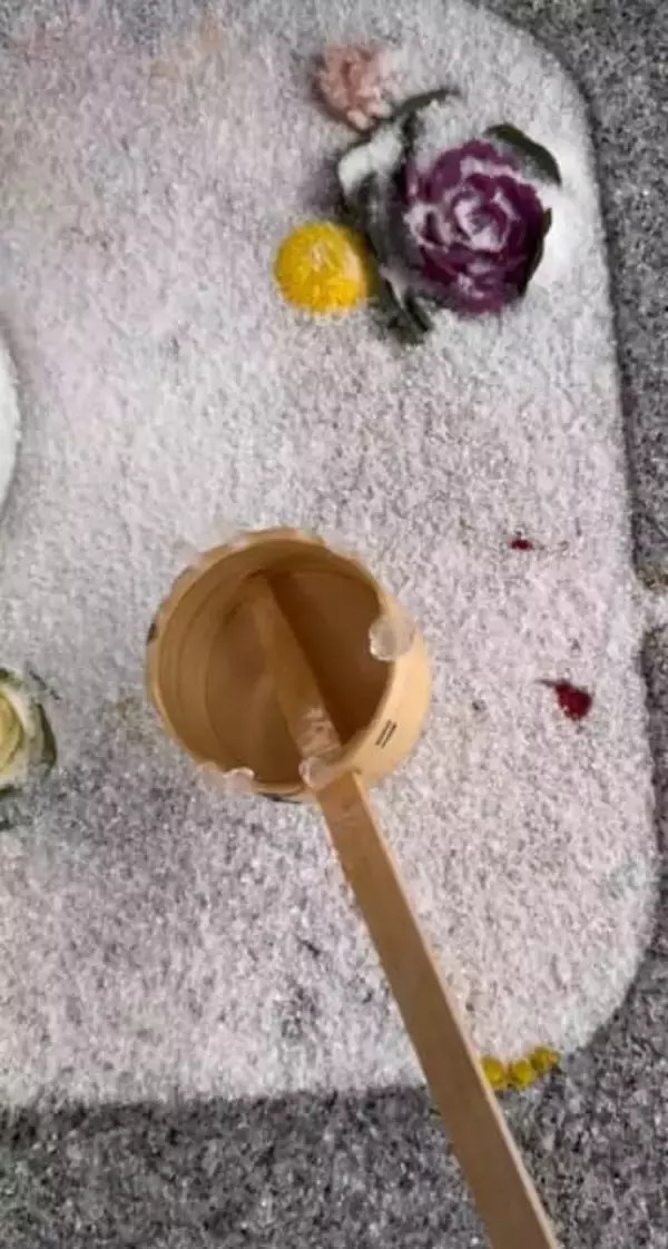 霜におおわれた花手水、水をかけると……「天然のアート」「透明感が凄すぎ」