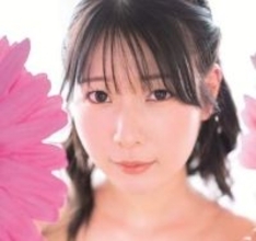 まん丸バスト露わな胸元に視線くぎ付け　年末にグループ解散した25歳アイドル　陽気なキャラ全開でカラフルグラビア