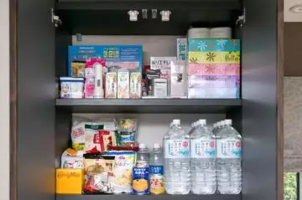 水とカップ麺を取り出したら「くさいッ！」→賞味期限内だったのに……ゴミになってしまった　　防災用の保管場所に落とし穴が、 防災士に聞いた