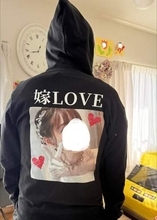 元アイドルオタクの夫「出張に、着ていく服がない…」→妻「これ着れば」と渡したのは……　同僚も大爆笑「絶対に浮気できない」「旦那さんを尊敬します」