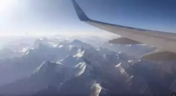 寝ていたらCAが肩をトントン「外、綺麗だから見て」　寝ぼけ眼で見た窓の外には「これはすごい」“飛行機で見た中で一番の絶景”