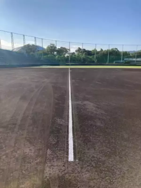 神業…！グラウンドに引かれた白いラインに感動「一体どうすればこんなキレイに…」「呼吸止めてるのでは」