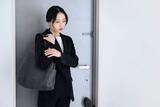 「「出社前にトイレで涙が出る…」人事にも親にも「3年は頑張れ」と言われ逃げ場を失った新入社員　元管理職が伝えた“体のSOS”と辞めどき」の画像1