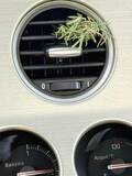 「車のエアコン吹き出し口にブッ刺すだけ　目からウロコの芳香剤　優しい香りが心地いい「これはいいかも」「お肉食べたくなっちゃう」」の画像1
