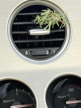 車のエアコンの吹き出し口にブッ刺すだけ　目からウロコの芳香剤　優しい香りが心地いい「これはいいかも」「お肉食べたくなっちゃう」