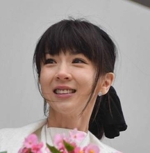 49歳元グラドル、13歳下の夫＆友人夫婦とディズニー満喫　結婚16年目のアツアツ2ショットに「素敵なお若い夫婦」「いい時間の使い方だね」