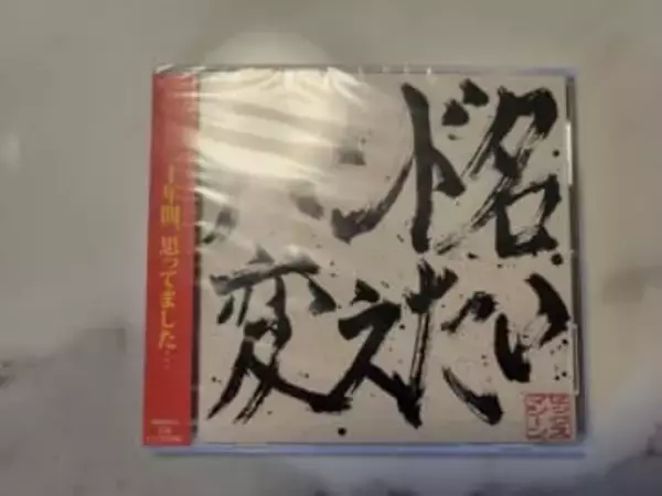 トレカやブロマイドが反射しない！室内で「日傘」を使う推し活撮影テク