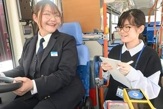 人手不足のバス会社　18歳女性、バス運転手デビューに向け訓練　通学中に見た心を込めた姿に憧れ「同じ仕事がしたい」　規制緩和で受験が可能に