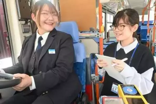 人手不足のバス会社　18歳女性、バス運転手デビューに向け訓練　通学中に見た心を込めた姿に憧れ「同じ仕事がしたい」　規制緩和で受験が可能に