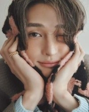 「僕のすべてをさらけ出しています」　イケメンすぎる美容外科医が写真集　白衣を脱いで鍛えた体を披露　シャワーやプールシーンに注目