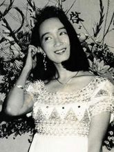 歌手70歳「学生みたいだね」、短パン＆ハツラツ表情にくぎ付け！　「若々しくて美しい」「とってもお似合い」