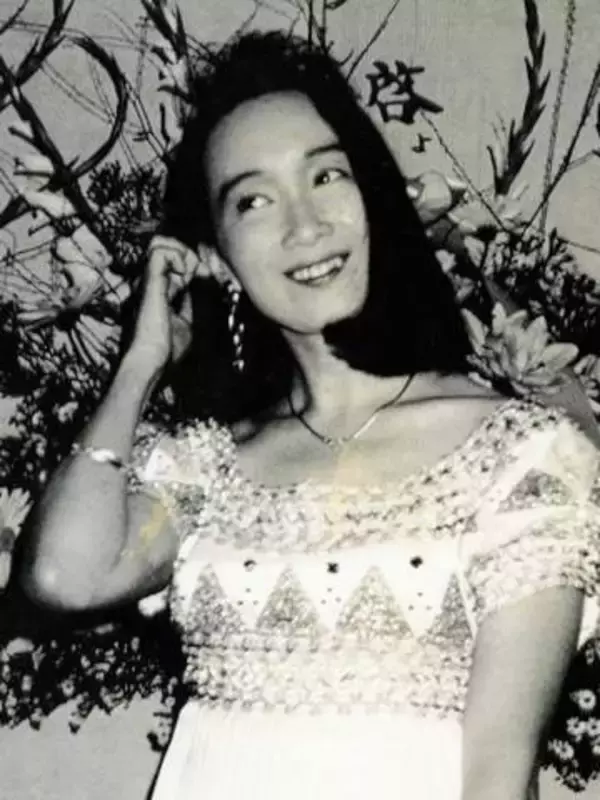 母校はスタンフォード大学…70歳歌手、ショーパン＆真っ白な歯にくぎ付け！「若々しくて美しい」「とってもお似合い」
