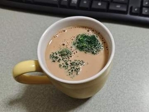コーヒーに氷を入れたつもりが……カップの中にあったのは！？　思い込みによる失敗に注意