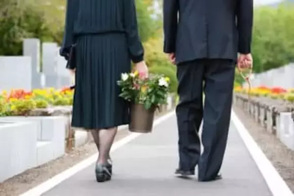 お墓参り、立ったまま手を合わせるのはダメ！？葬儀社が教えるNG行為「お供え物は…」「知らなかった」