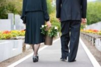 お墓参り、立ったまま手を合わせるのはダメ！？葬儀社が教えるNG行為「お供え物は…」「知らなかった」