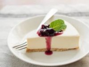 ヨーグルトにココナッツサブレぶっ刺し→一晩寝かせたらチーズケーキ！？ 種類変えて挑戦する猛者「最適解は…」「見た目すごい」