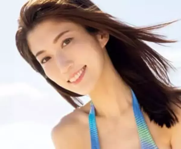 ミスFLASHの32歳美女　宮古島のビーチでスレンダー美ボディ披露　目線集めるビキニ姿