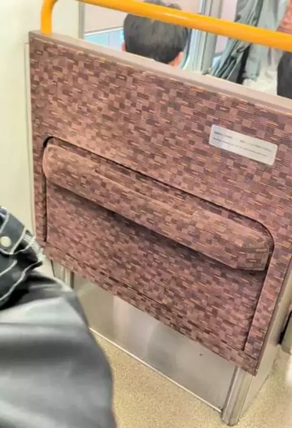 ドア横の壁がパカッと座席に…JR西日本の“補助座席”に驚き　「関東の常識では考えられない」実際に座ってみると…？