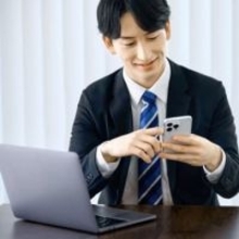 スマホが手放せない部下　席でもトイレでも頻繁にSNSチェック　こんな若手にどう注意すればいいですか？【社労士が解説】