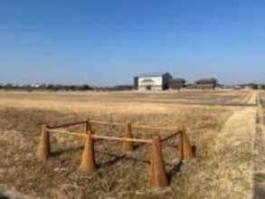 「古都ならではの美意識ですね」奈良の平城宮跡に設置されたカラーコーンが雅すぎる