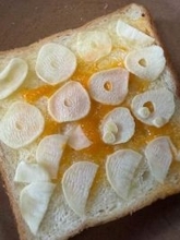 目玉焼きのせた「ガーリックトースト」の「天才的な発想」に「ニンニクたっぷり！食べ応えありそう」