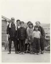 「こりゃええのぉ～」79歳父の中学時代の白黒写真　AIでカラー化したら…モンペ、下駄、家族の笑顔が色鮮やかに　最高の誕生日プレゼント