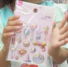 ダイソーでぷっくりシールをゲットした娘「ボンボンドロップ買ってもらったの！」→女性店員の言葉に「なんて優しい世界」「素敵なお話♡」