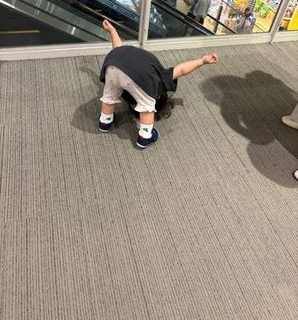 「イヤイヤの仕方が訳わからない」2歳娘　イヤイヤポーズが可愛すぎて最高「思わず笑っちゃう」