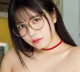 「メガネ＆Gカップ＆100センチヒップの最強グラドル　深紅の網タイツや黒のフェチ衣装で背徳グラビア」の画像1