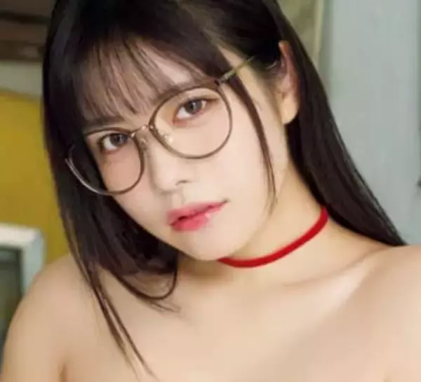 メガネ＆Gカップ＆100センチヒップの最強グラドル　深紅の網タイツや黒のフェチ衣装で背徳グラビア