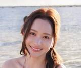 「素肌にサロペット　バストトップをむぎゅっ　Hカップの歯科衛生士・葉月ゆめ　グラドルデビュー15周年の初写真集は「奇跡の三十路ボディ」が満載」の画像1