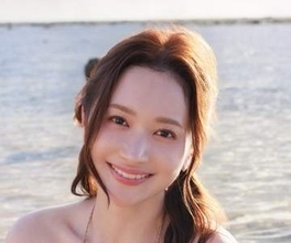 素肌にサロペット　バストトップをむぎゅっ　Hカップの歯科衛生士・葉月ゆめ　グラドルデビュー15周年の初写真集は「奇跡の三十路ボディ」が満載