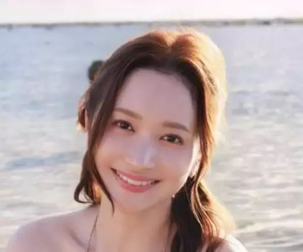素肌にサロペット　バストトップをむぎゅっ　Hカップの歯科衛生士・葉月ゆめ　グラドルデビュー15周年の初写真集は「奇跡の三十路ボディ」が満載