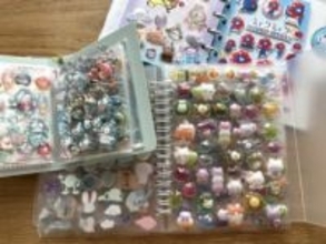 シール人気で、作り方がSNSで広まって……“ぷっくりシール”を手作りする小学生女子が危険！？　「レジン」利用で思わぬ影響も