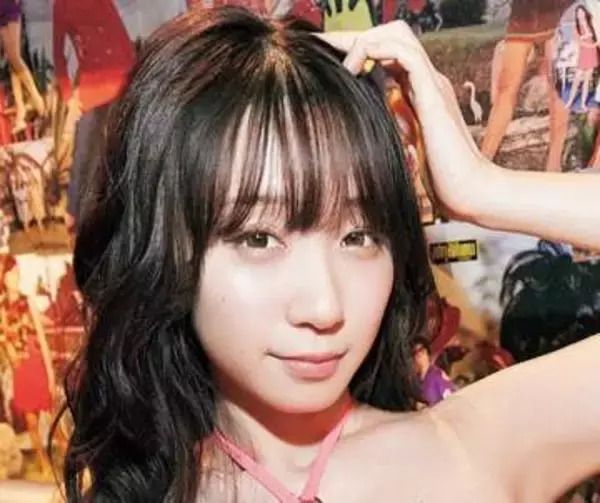 ちょっとＨなレオタードスイム　視線集めるピンクの変形ワンピ　人気コスプレイヤーがレトロでサイケなお色気グラビア